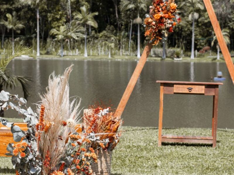 Detalhes sofisticados de casamento ao ar livre em sítio com hospedagem